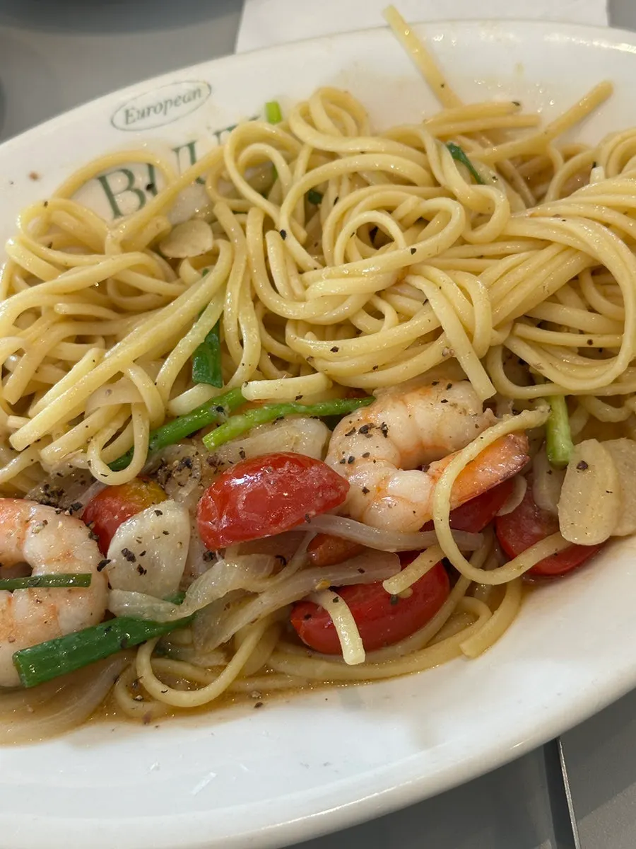 Oil pasta with springy shrimp
