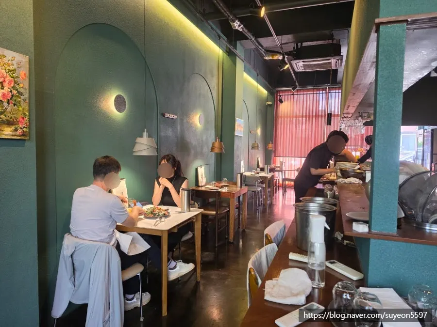 Cozy and comfortable Suwanjigu Form interior
