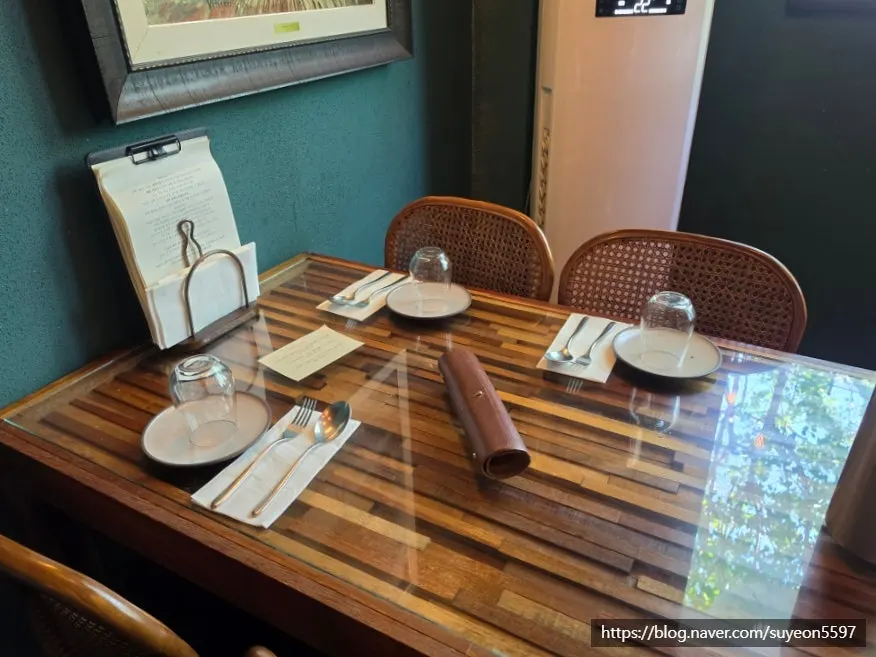 Table for a reserved guest at Suwanjigu Form
