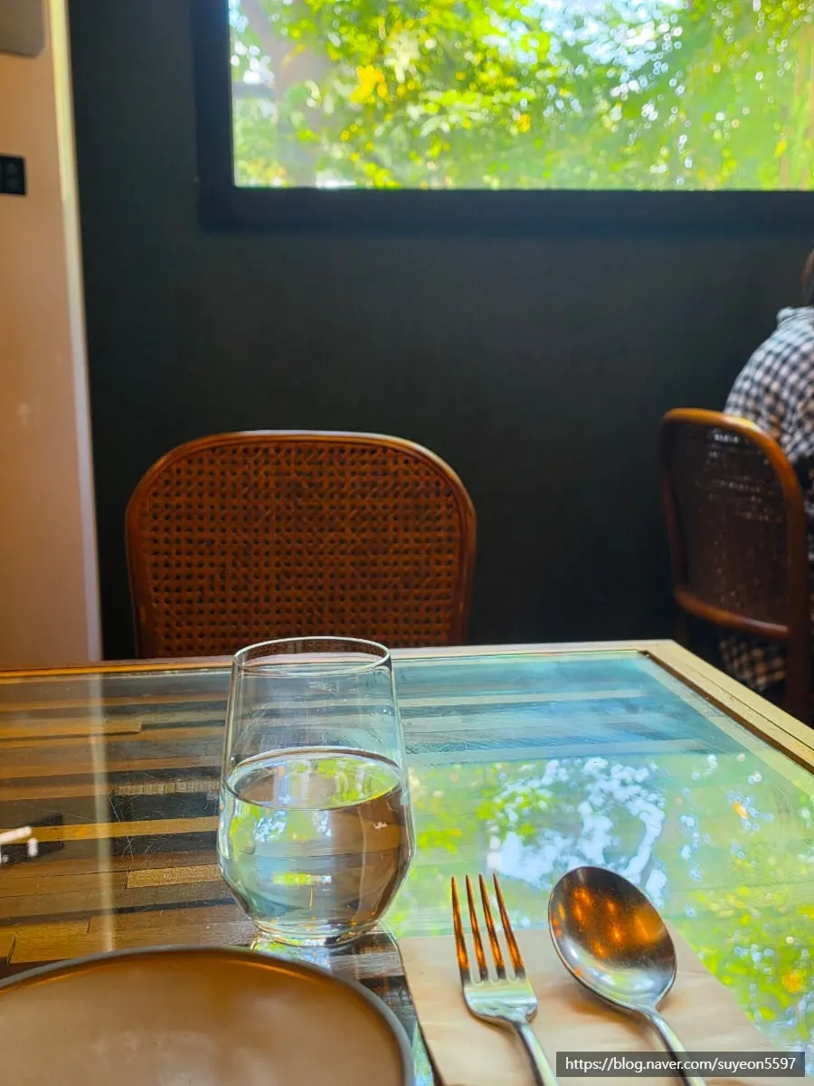 Pre-set table at Suwanjigu Form