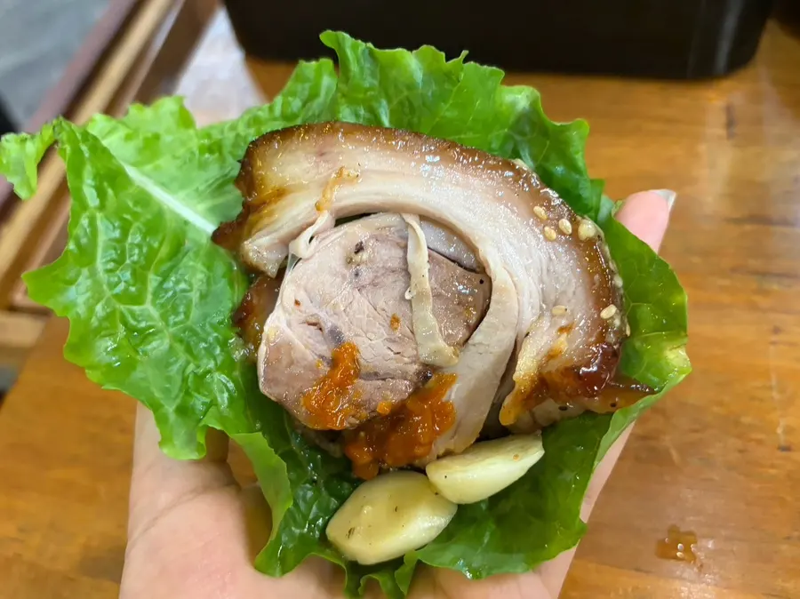 Jokbal with lettuce and garlic