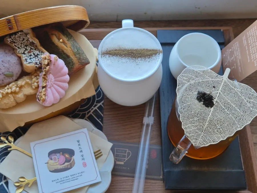 Close-up of the cream layer on hojigabae