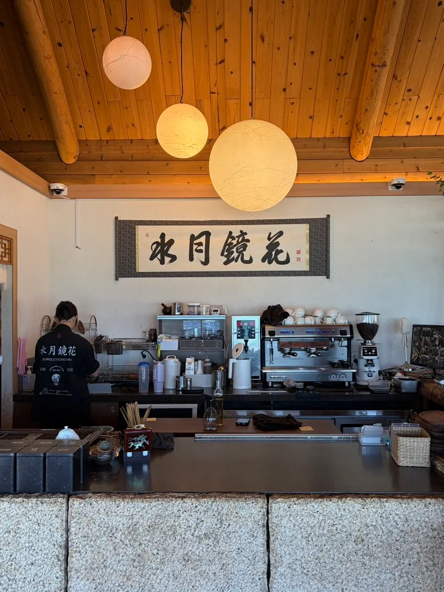 Full view of Suwolgyeonghwa's interior