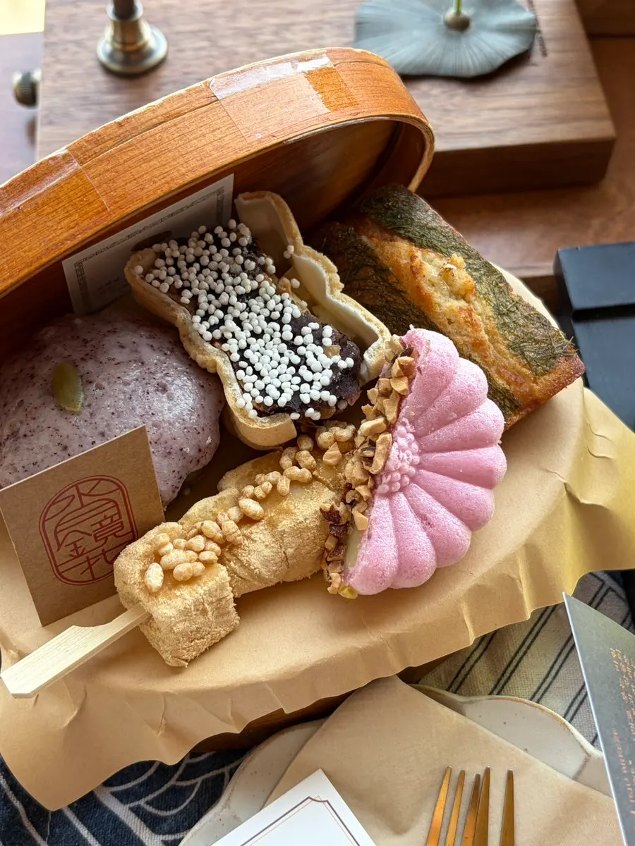 Suwolgyeonghwa's signature Dalbodeure dessert box