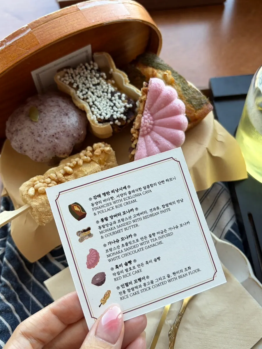Korean-style dessert assortment in the Dalbodeure box
