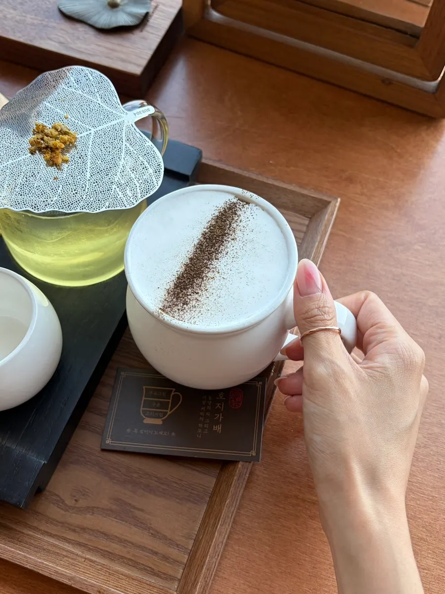 A cup of iced hojicha