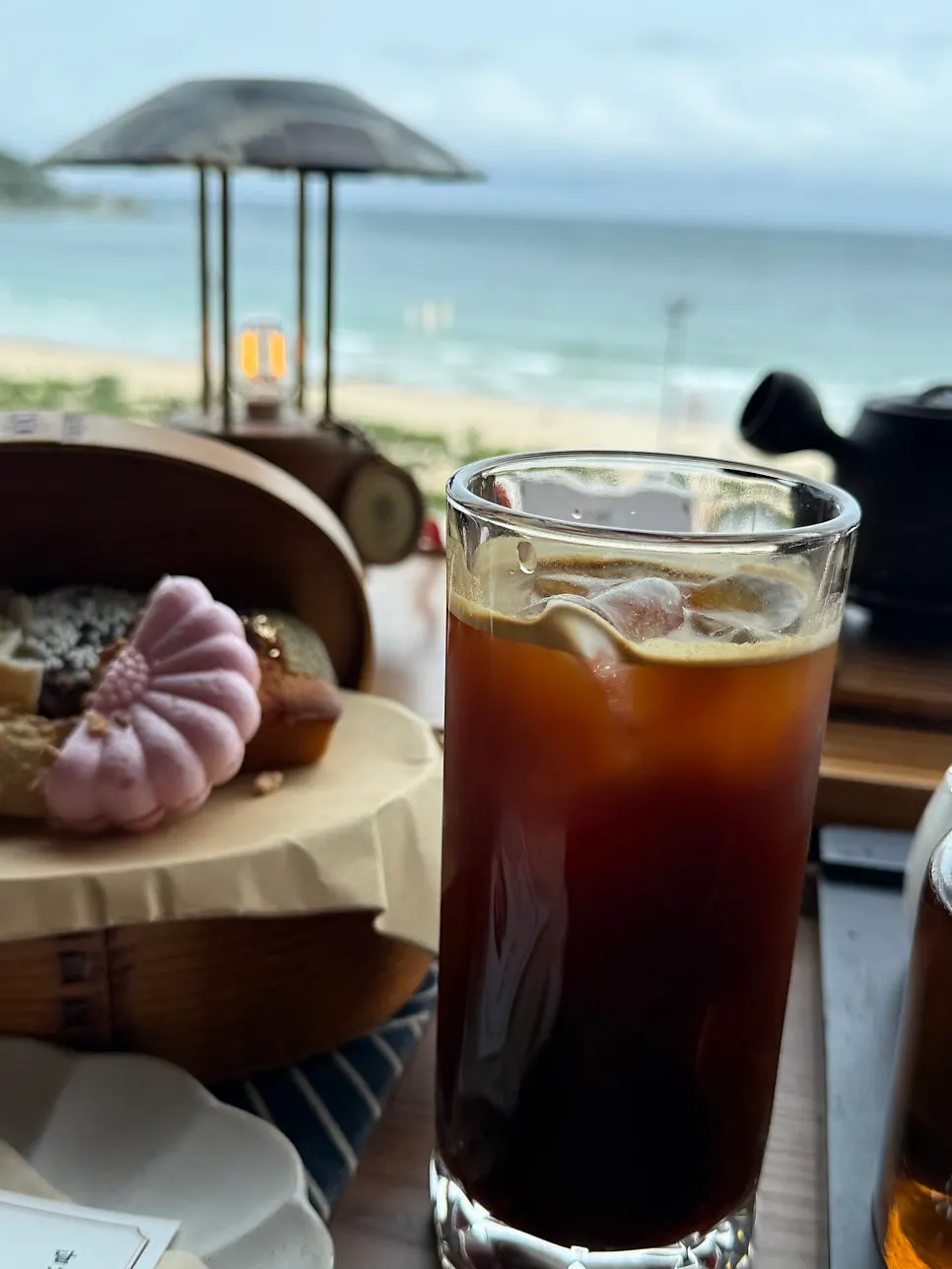 디저트와 함께 놓인 아메리카노