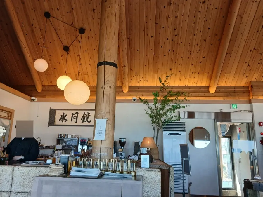 Seating area on the 4th floor of Suwolgyeonghwa
