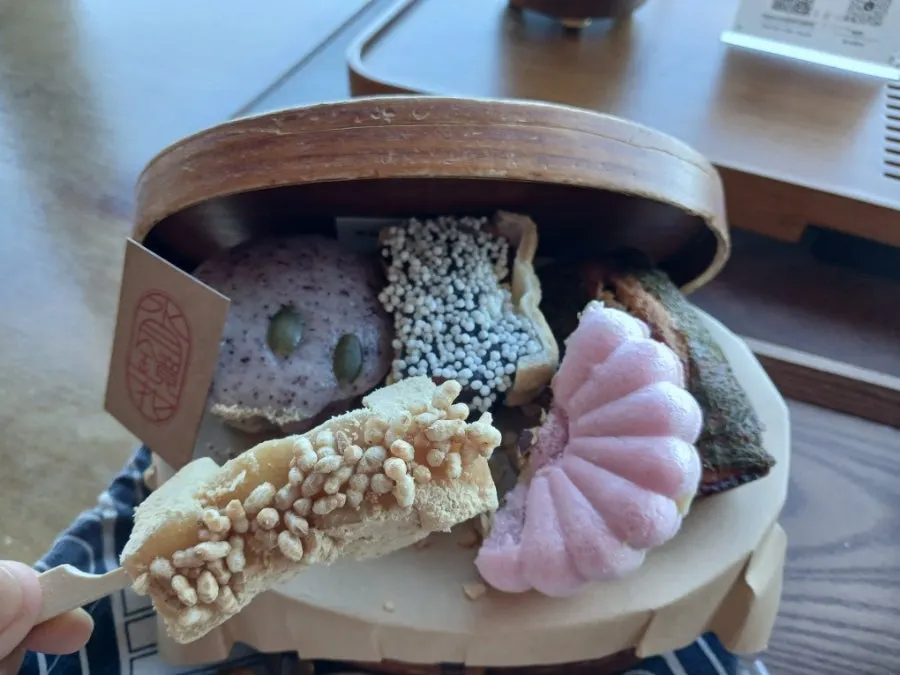 Suwolgyeonghwa's signature Dalbodeure box