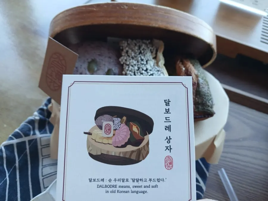 Dessert arrangement inside the Dalbodeure box, arranged clockwise