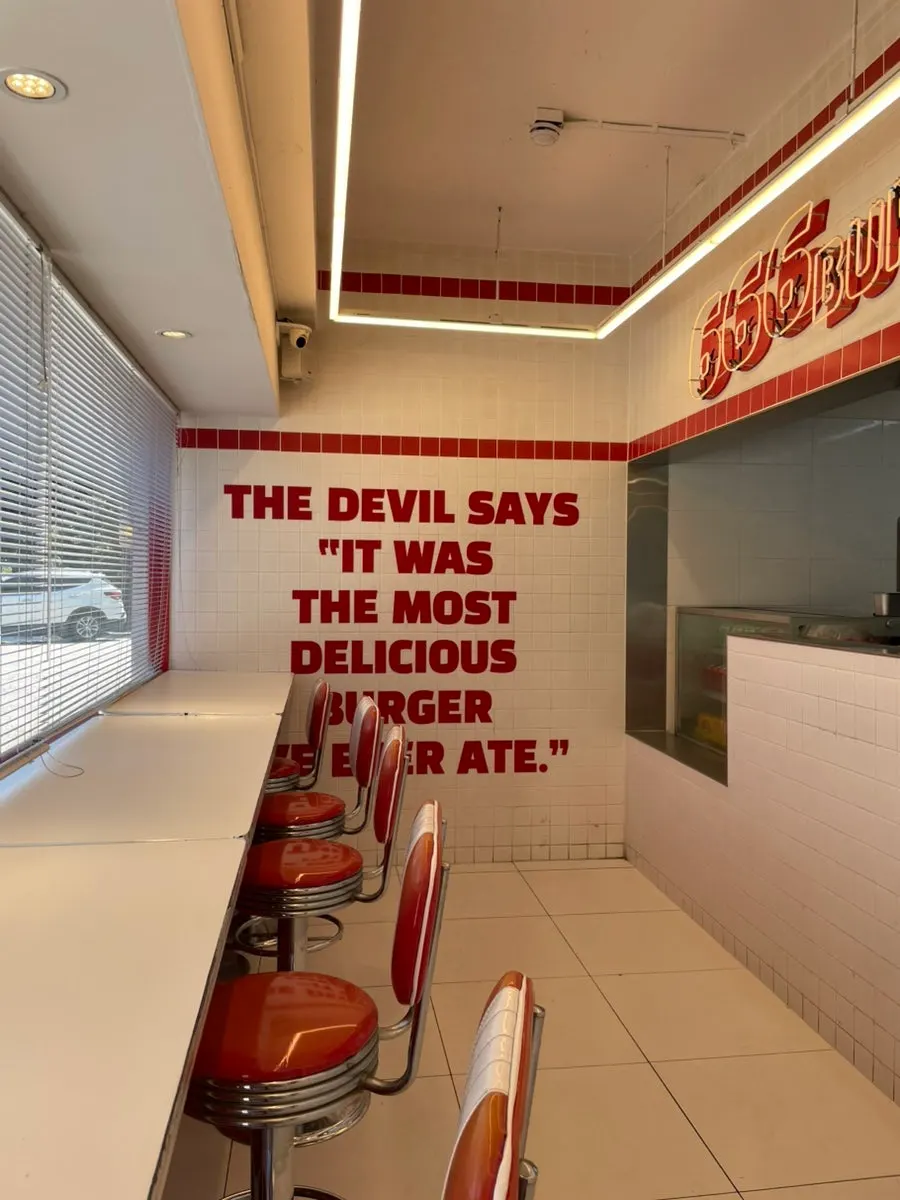 혼밥 가능한 666버거 본점 창가 1인석