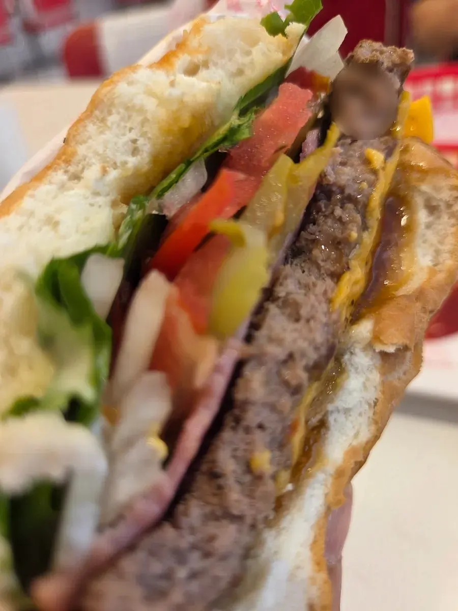 Foto vertikal burger buatan tangan 666 Burger Main Branch
