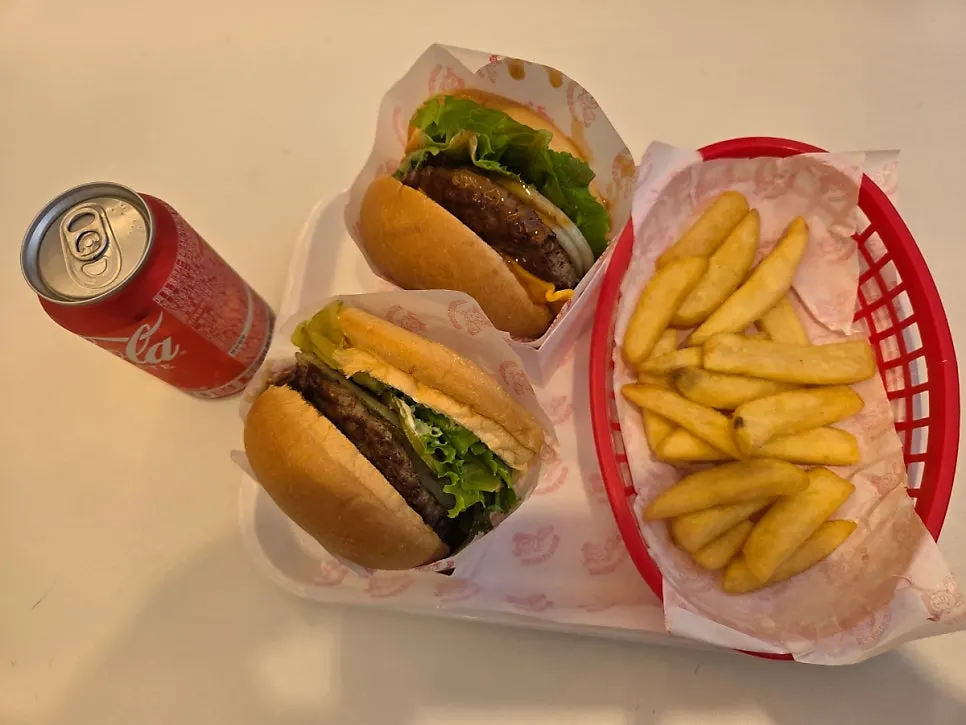 Foto horizontal burger di 666 Burger Main Branch