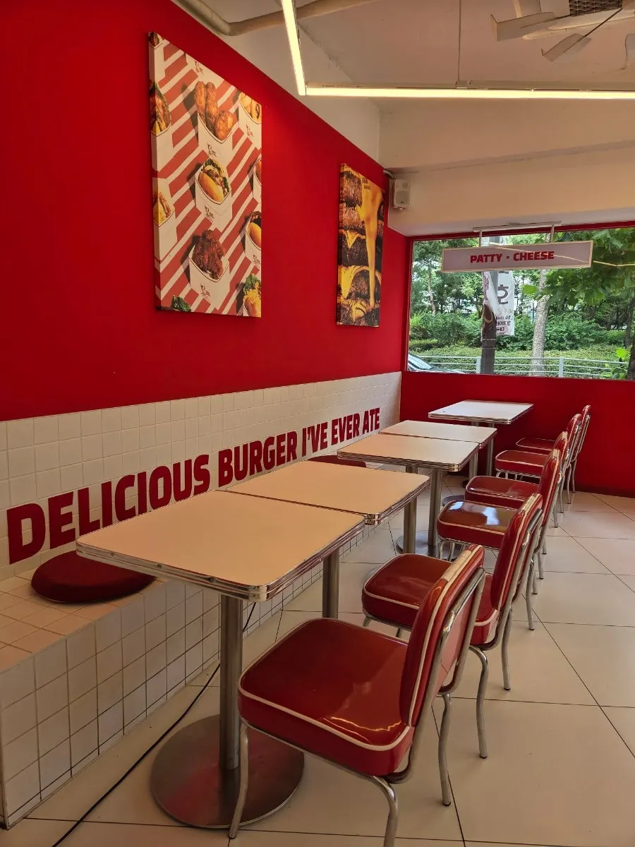 Interior toko bernuansa diner merah-putih