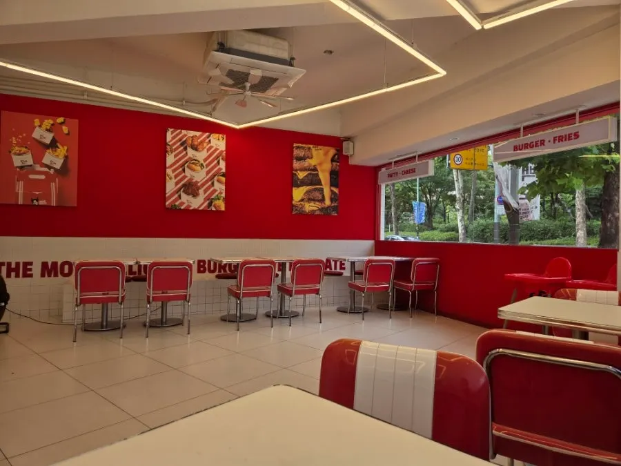 Tempat duduk 666 Burger Main Branch yang terawat rapi