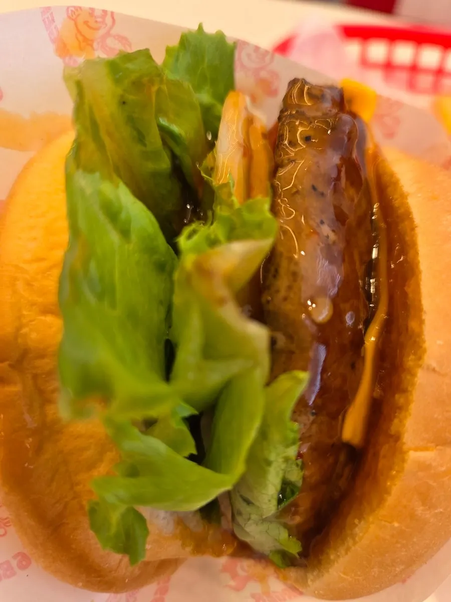 Burger buatan tangan dengan patty sapi yang dimasak langsung saat dipesan