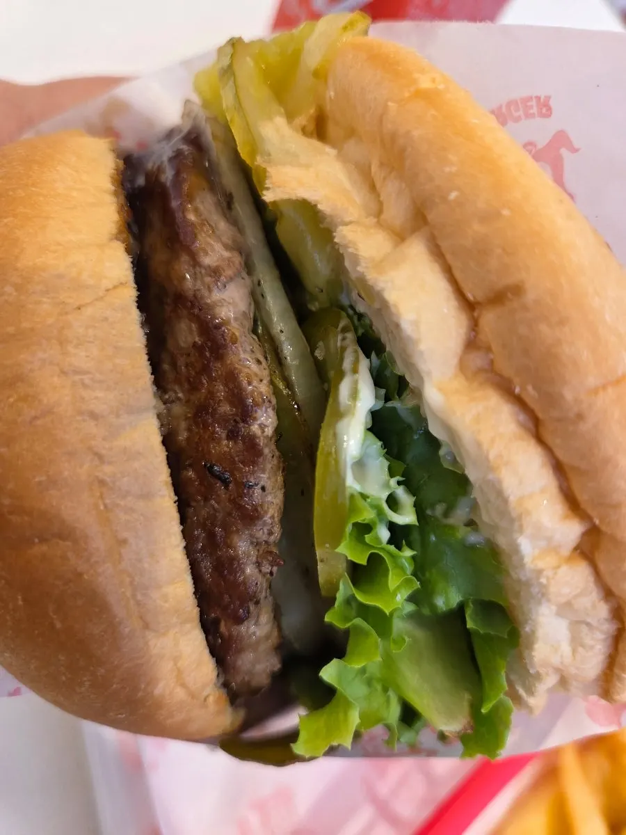 Potongan melintang 666 Burger dengan sayuran segar