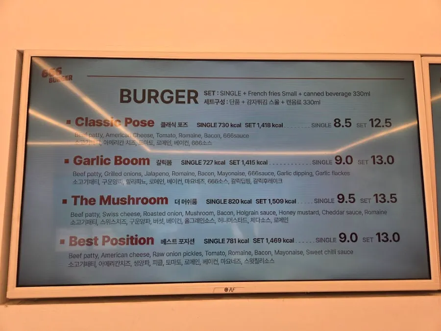 Burger 666 Burger dan kentang goreng di atas meja