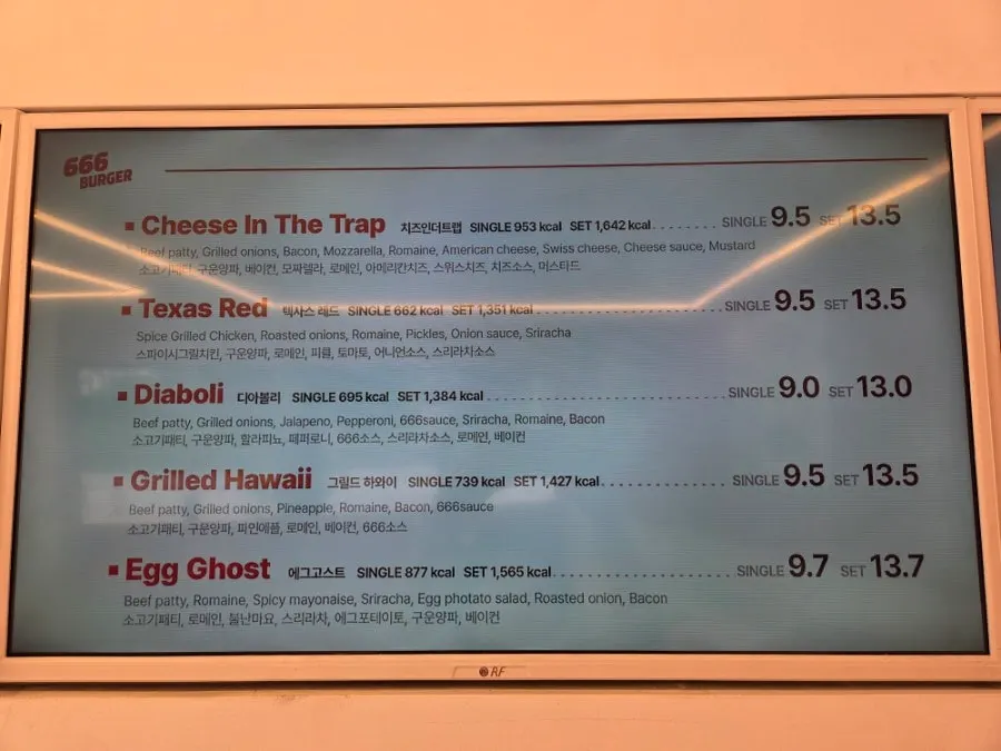 Penataan menu pesanan di 666 Burger Main Branch