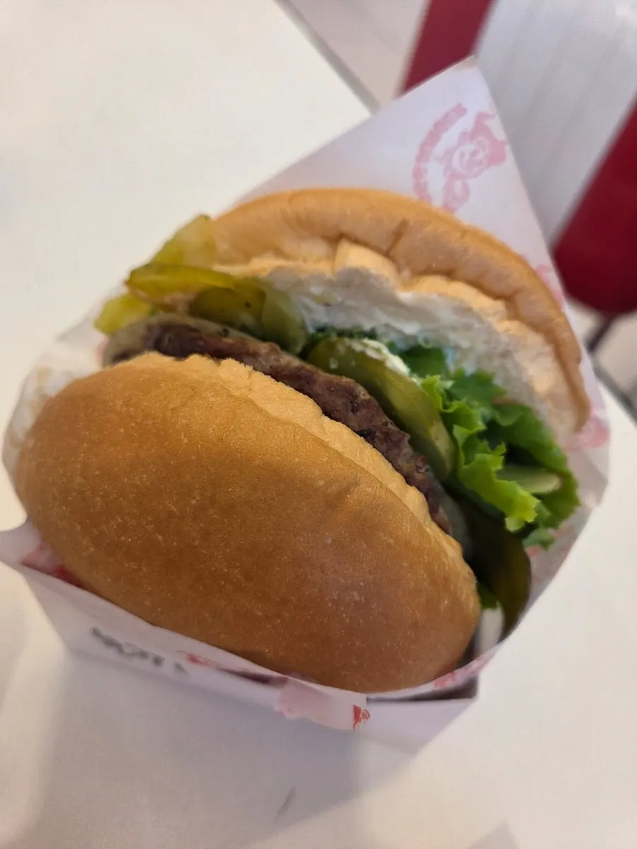 Close-up patty sapi penuh sari daging