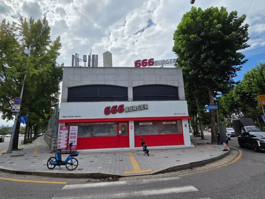 Tampak keseluruhan toko 666 Burger Main Branch