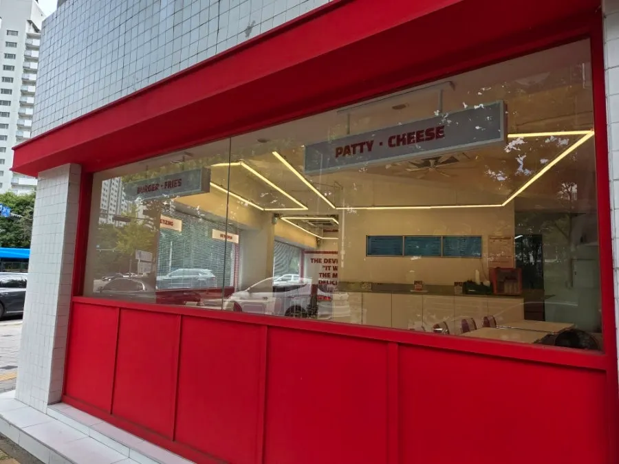 Lokasi 666 Burger Main Branch di lantai 1 pertokoan Apartemen Baekja
