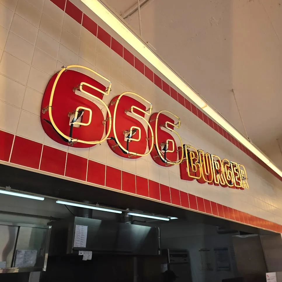 레드 화이트 포인트의 666버거 본점 내부