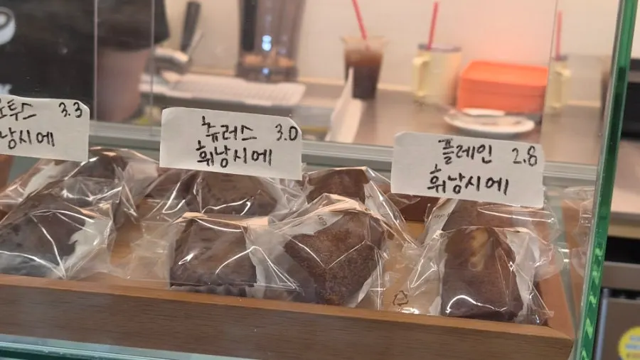 Drink order counter at Jo Hui-tak Coffee