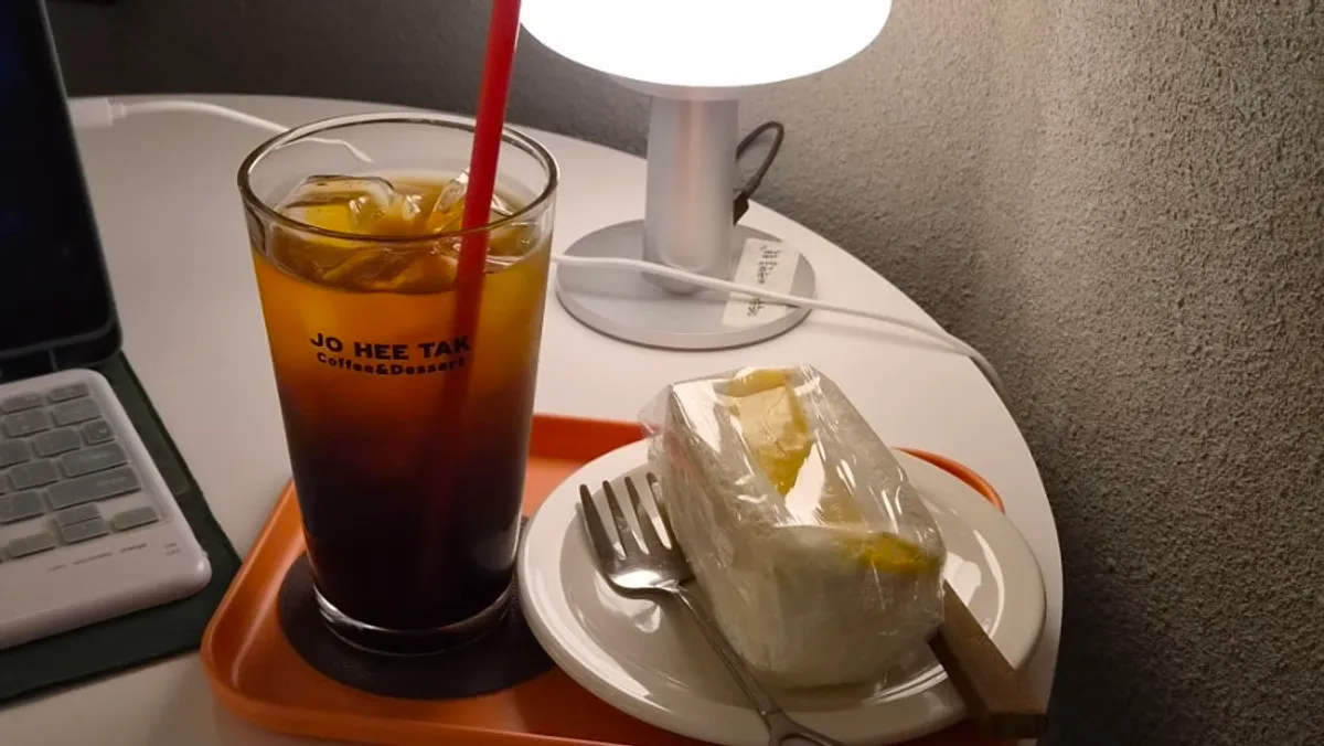 Apple mango sando and iced Americano at Jo Hui-tak Coffee