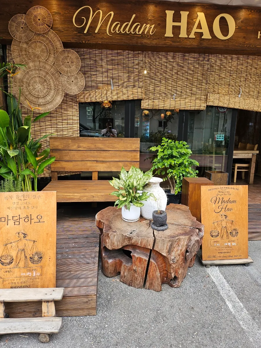 폴딩 도어를 연 마담하오 분위기