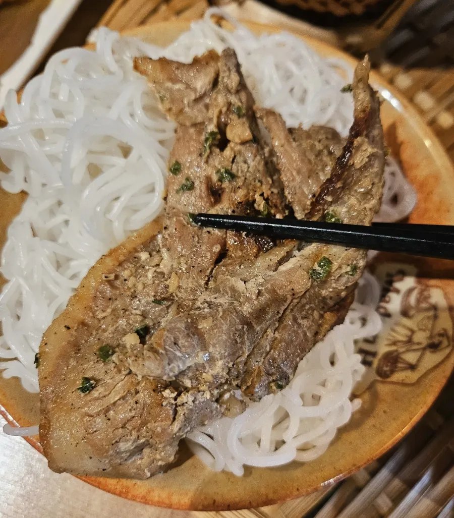 채소와 숯불고기를 곁들인 분짜 한입