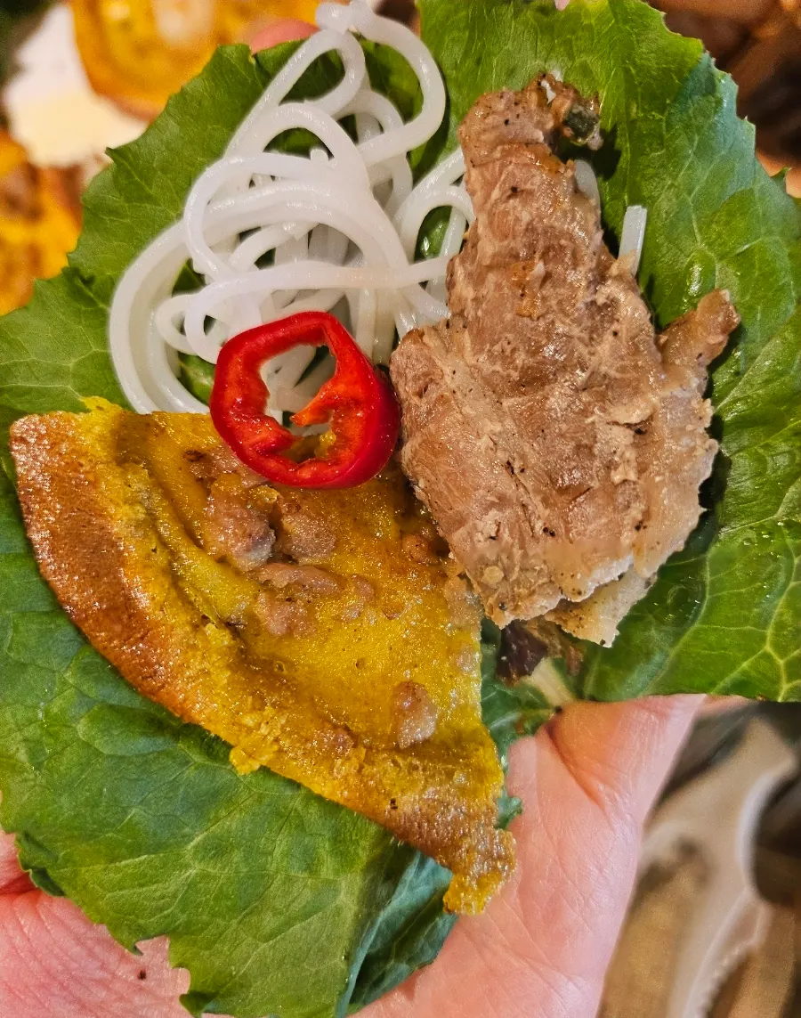 상추에 분짜와 반컷을 넣은 한 쌈