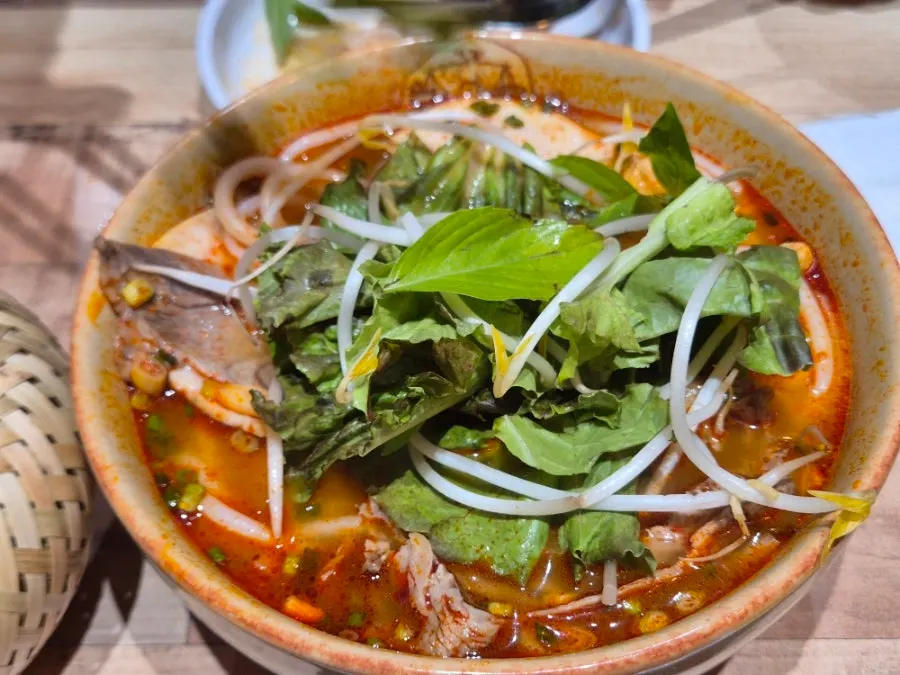 Rice noodles with fish cake and aromatic herbs