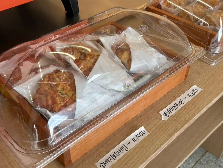 Bakery display case at Jo Hui-tak Coffee