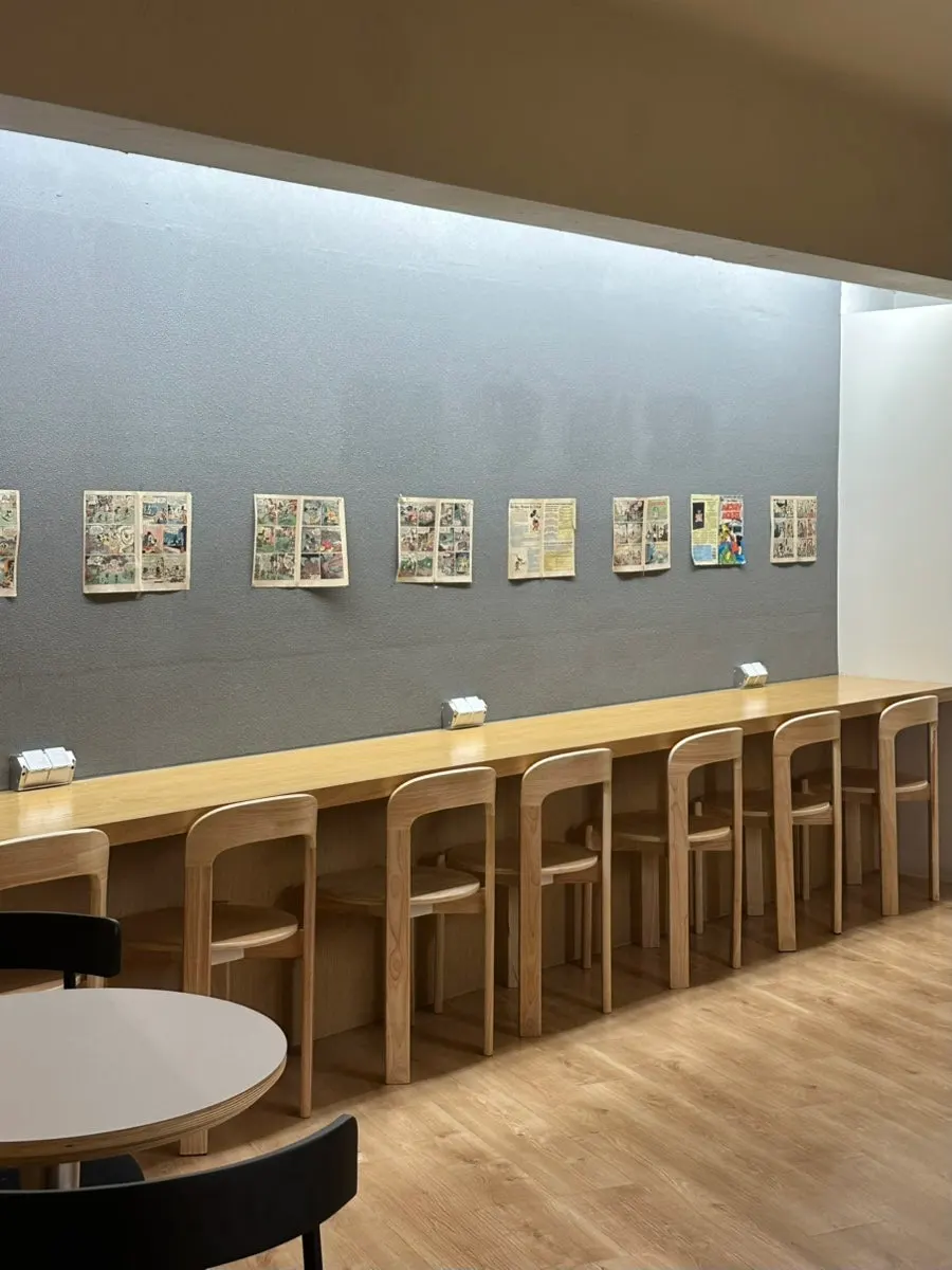 Table seating with outlets at Jo Hui-tak Coffee