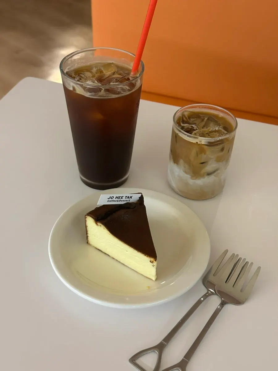 Drinks and Basque cheesecake on the table
