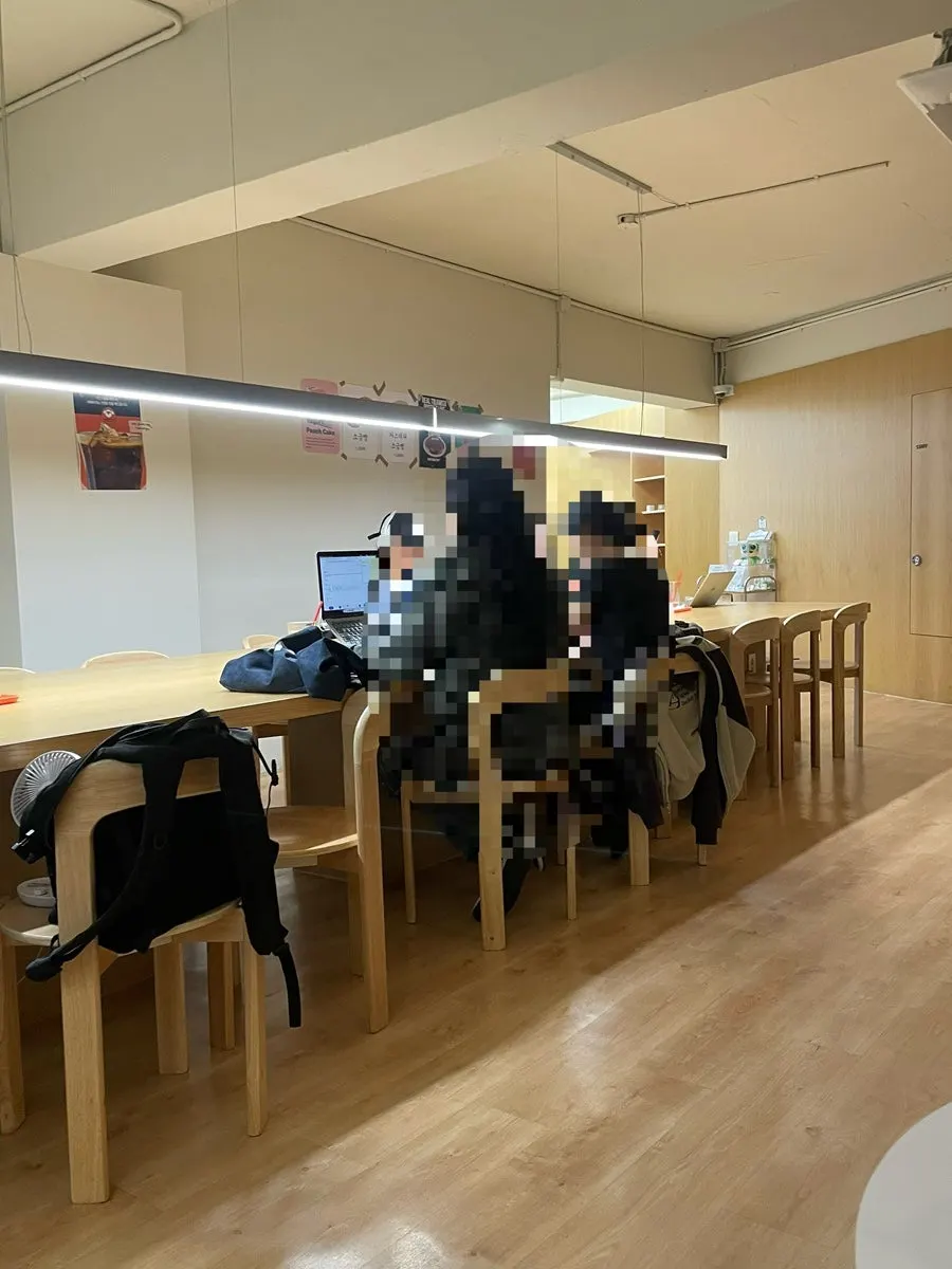 조희탁커피 넓은 안쪽 좌석 공간