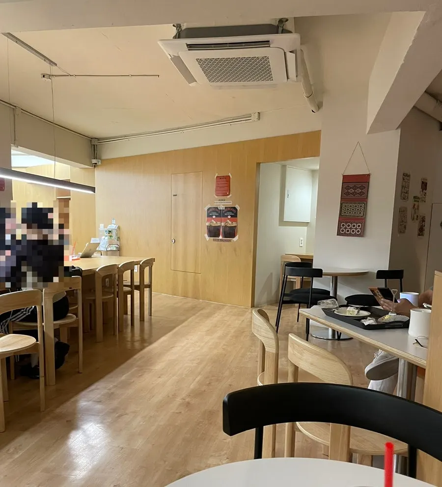 조명이 있는 조희탁커피 안쪽 좌석