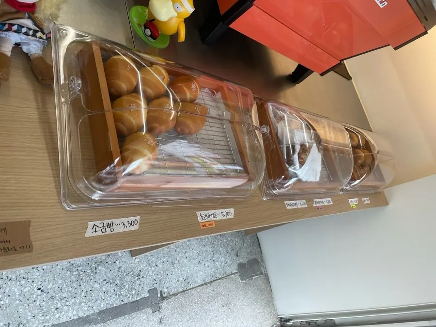 매장 앞쪽 소금빵 진열