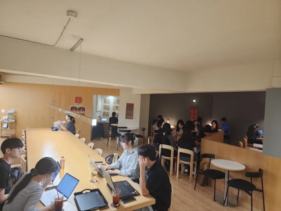 조희탁커피 매장 내부로 이어지는 입구
