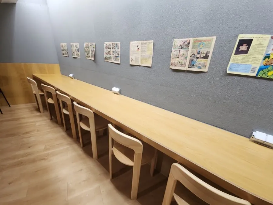 원목 톤의 넓은 카페 내부