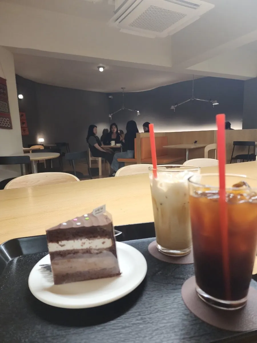 생과일 산도와 케이크 쇼케이스