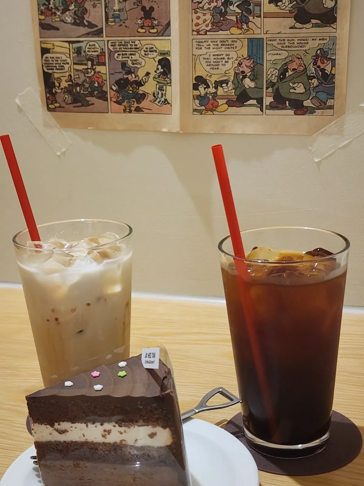 포크로 자른 초코케이크 단면
