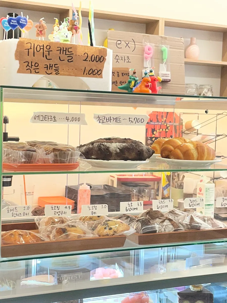 조각케이크와 과일산도가 진열된 쇼케이스