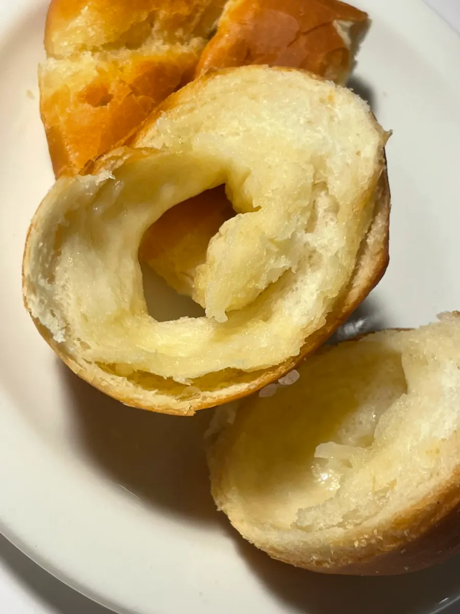 버터가 가득한 소금빵 단면