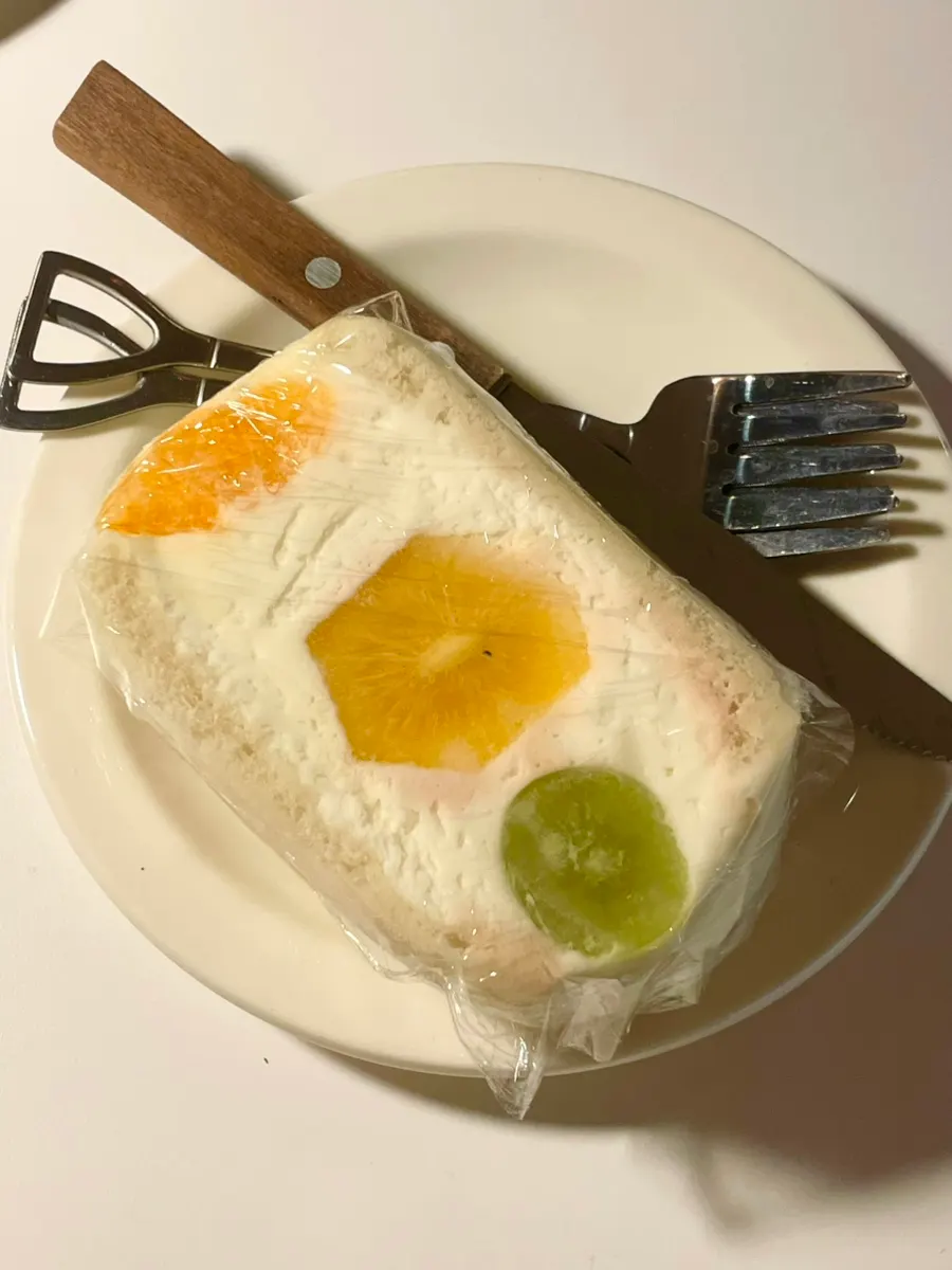 과일이 가득 들어간 후르츠 산도