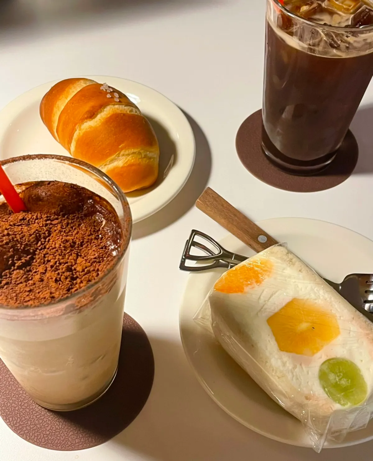 소금빵과 음료를 함께 담은 테이블 샷