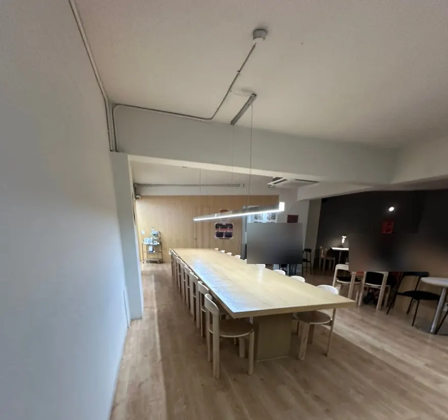카페 중앙에 놓인 긴 테이블