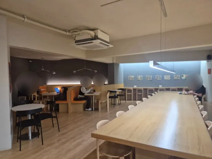 The Jo Hui-tak Coffee interior with many tables