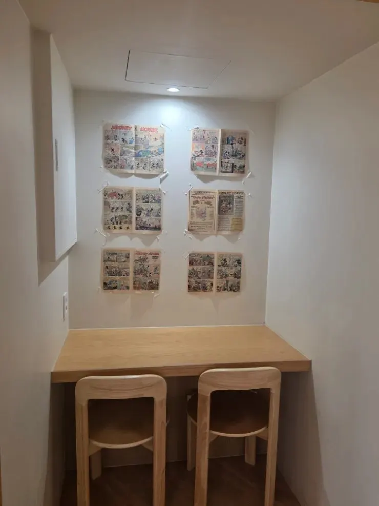 조희탁커피 1인석과 테이블 좌석